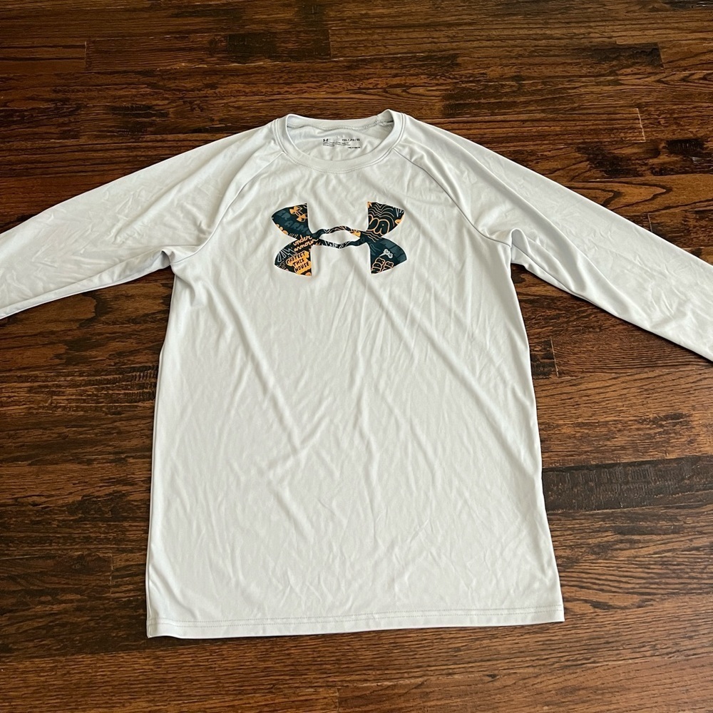 Boys light gray Under  Armour long sleeve top XL